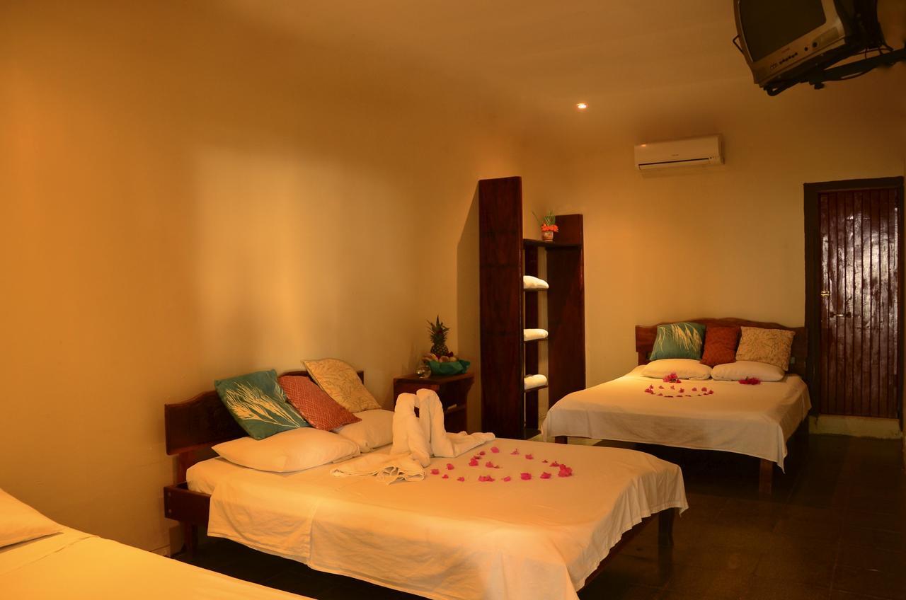 Claudio & Gloria Beach Front Rooms Playas del Coco Екстериор снимка