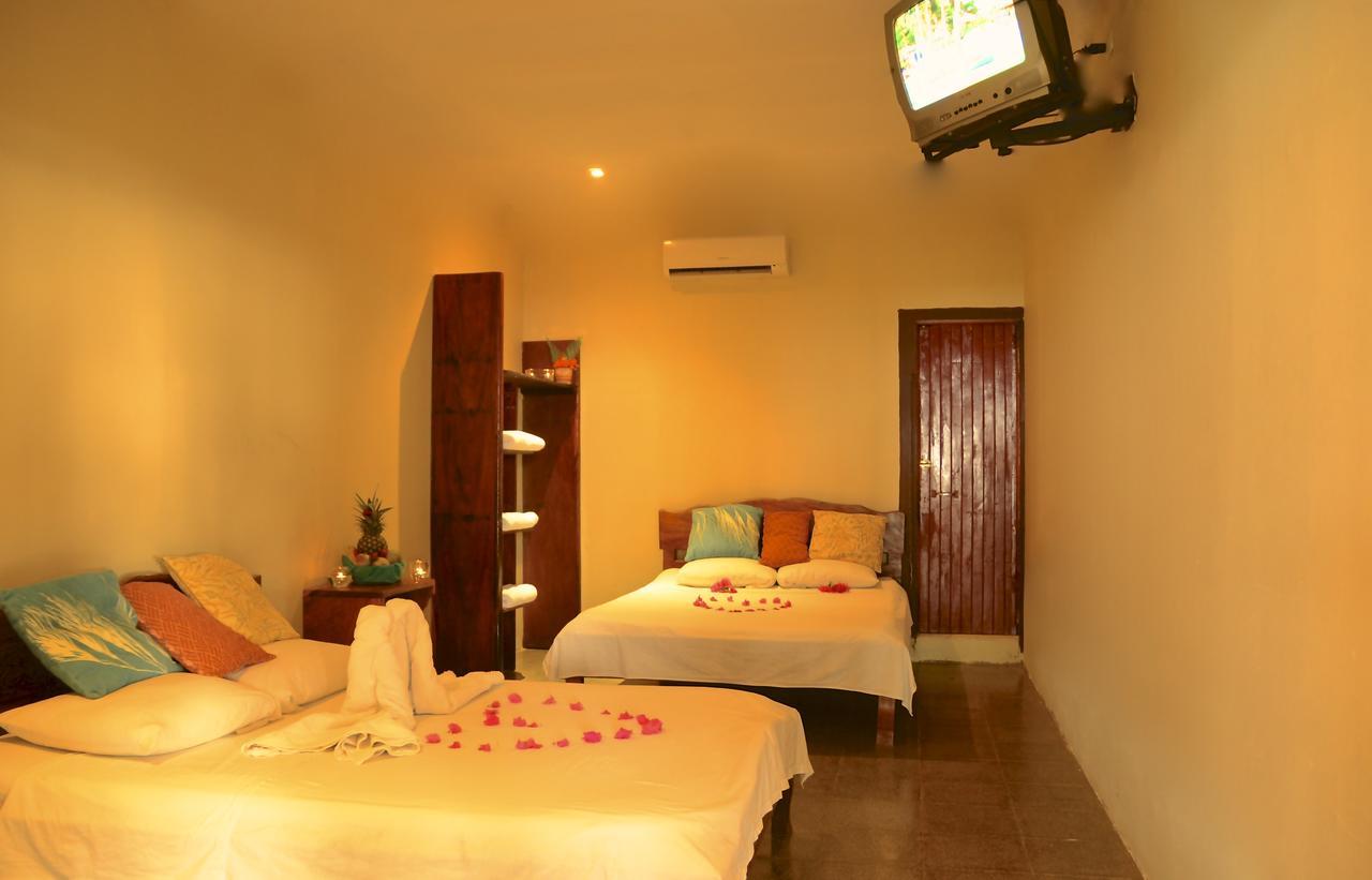 Claudio & Gloria Beach Front Rooms Playas del Coco Екстериор снимка